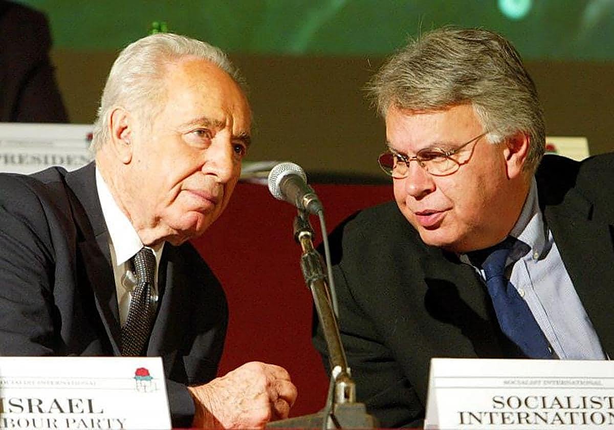Foto de archivo de cuando los líderes Felipe González y Shimon Peres