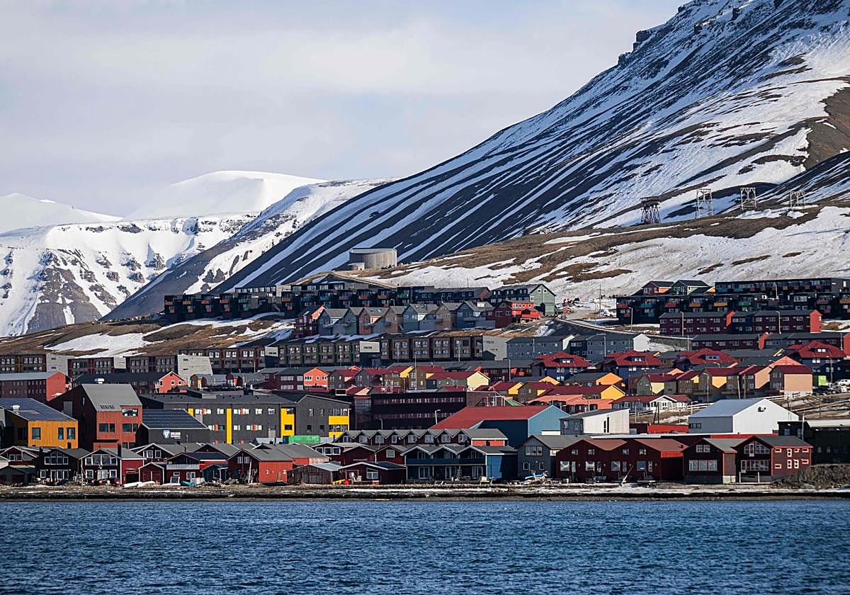 Vista de Longyearbyen, situada en la isla de Spitsbergen, en el archipiélago de Svalbard, al norte de Noruega