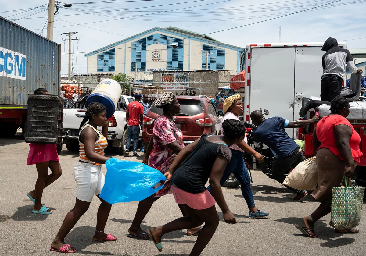Un grupo de haitianos frente a la aduana en Dajabón, el el cruce fronterizo con Haití