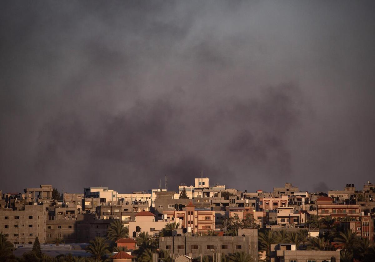 El humo se eleva tras un ataque aéreo israelí en Rafah, en el sur de la Franja de Gaza