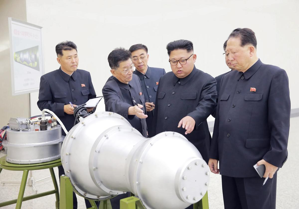 El líder de Corea del Norte, Kim Jong-un, exhibiendo una bomba de hidrógeno