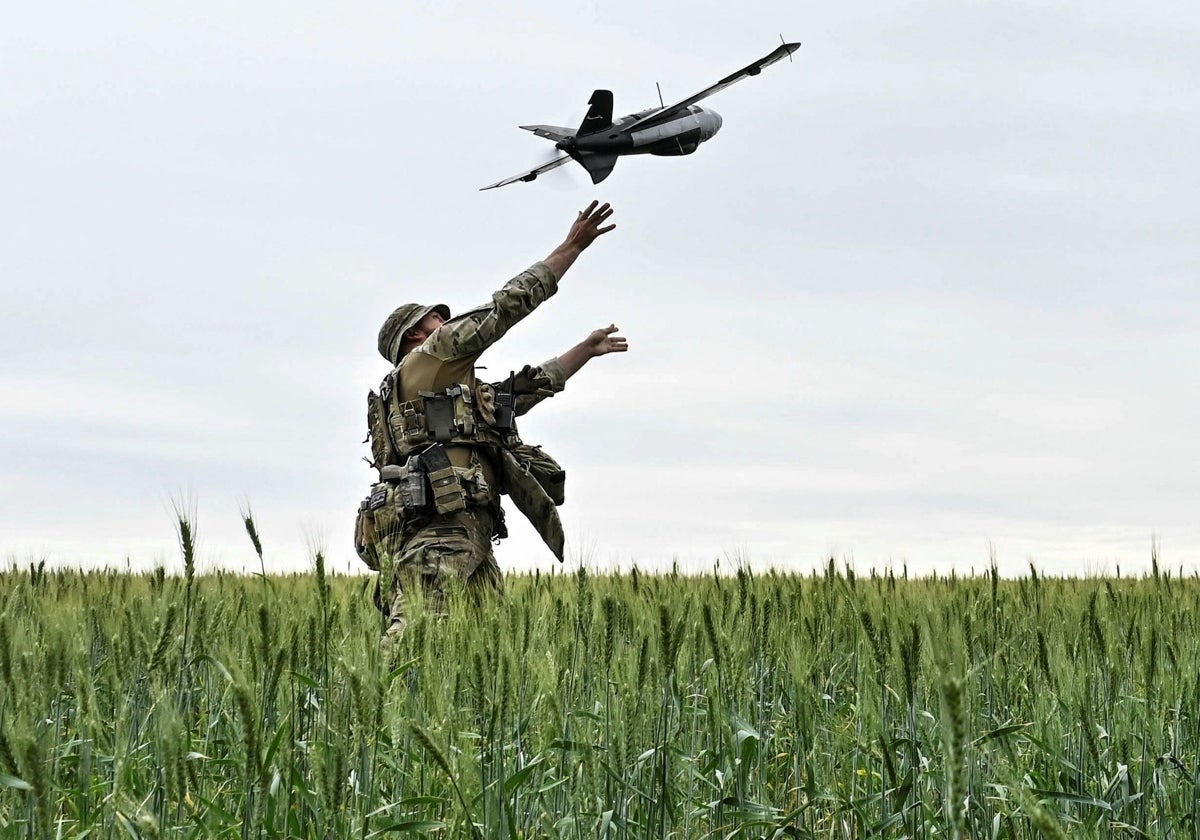 Un militar ucraniano lanza un dron de reconocimiento desde la región de Zaporiyia