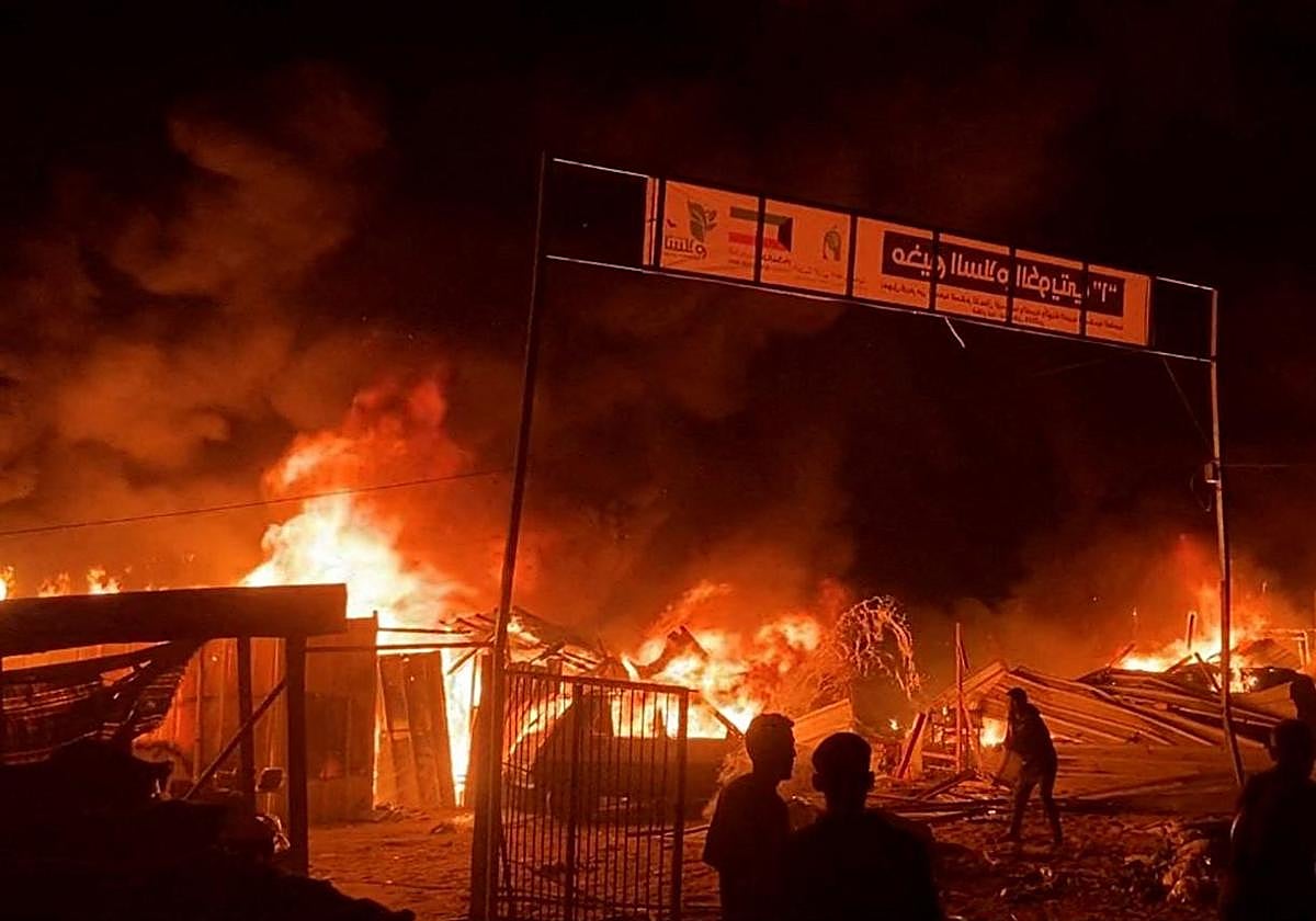 El campo de desplazados de Rafah en llamas tras el ataque israelí