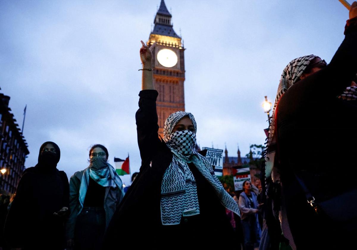 Los partidarios pro palestinos corean consignas mientras marchan frente a la Torre Elizabeth, comúnmente conocida por el nombre de la campana del reloj 'Big Ben', en el Palacio de Westminster, sede de las Casas del Parlamento