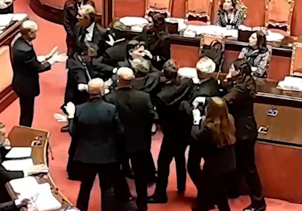 Momento del conlficto entre dos senadores italianos