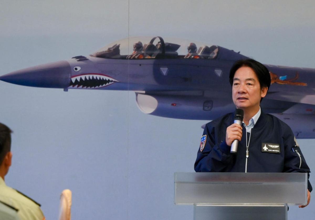 El presidente de Taiwán, Lai Ching-te, con un F-16 de la fuerza aérea taiwanesa como telón