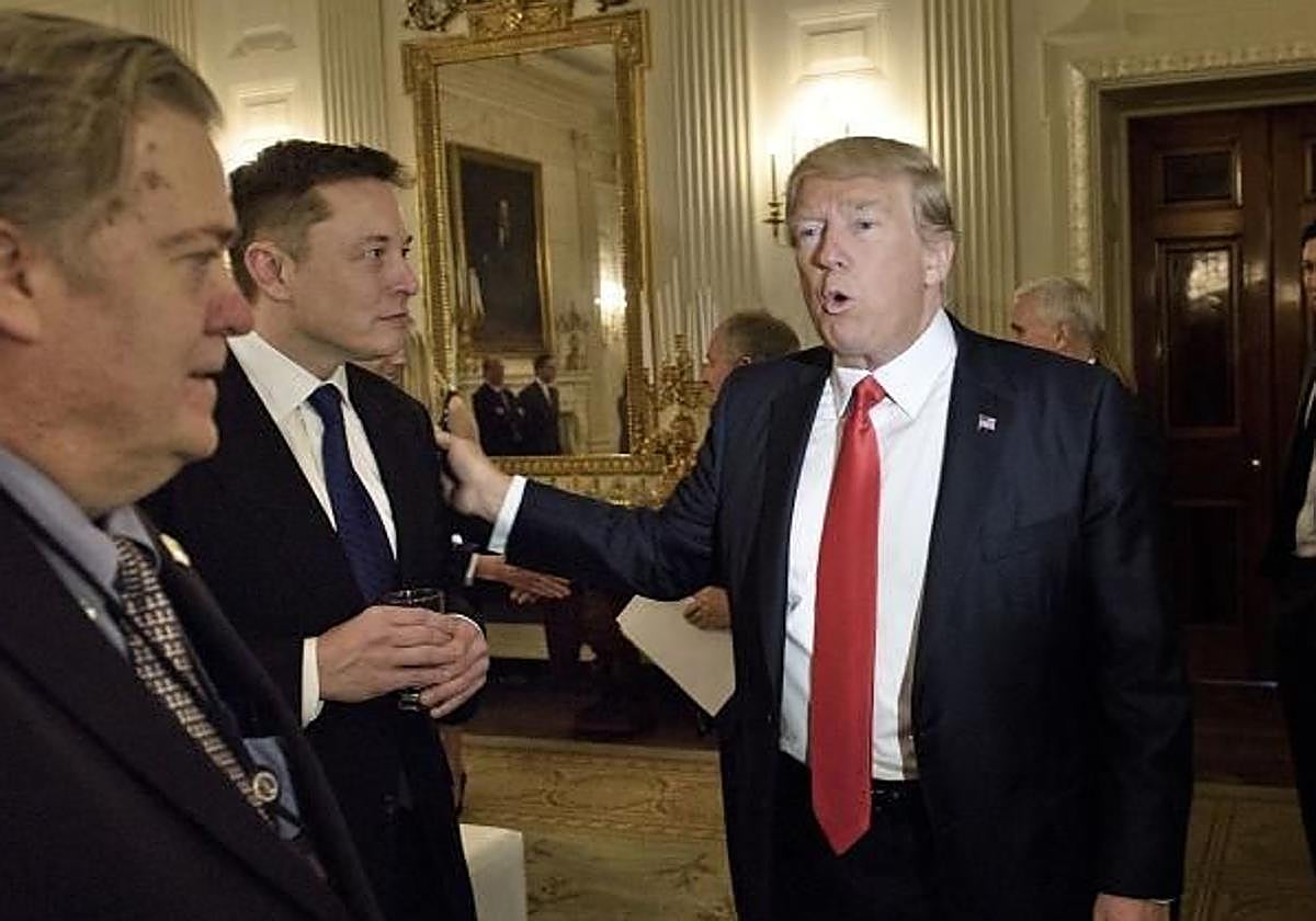 Donald Trump saluda a Elon Musk, en una imagen de archivo