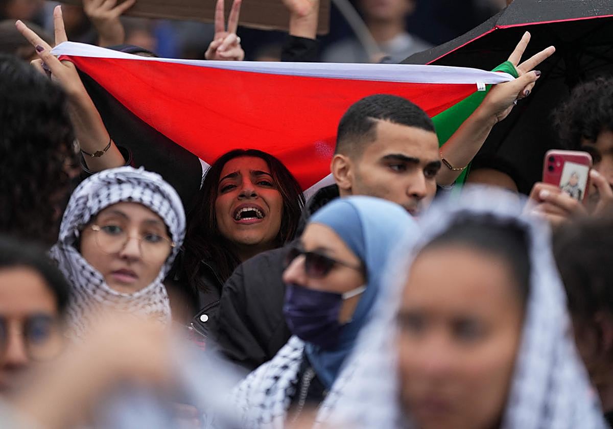 Una mujer en una protesta propalestina