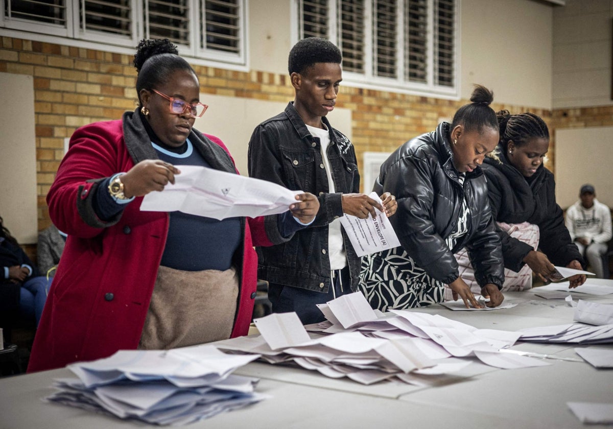 La Comisión Electoral Independiente cuenta papeletas en Johannesburgo