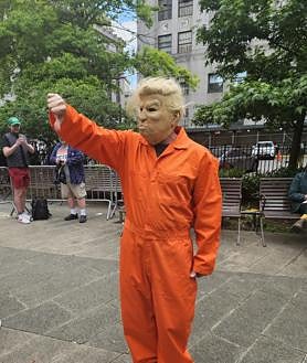 Imagen secundaria 2 - Manifestantes en las afueras de Collect Pond Park