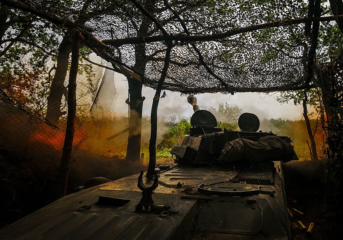 Un obús autopropulsado de la 57ª brigada de Ucrania dispara en dirección a posiciones rusas en las afueras de Kupiansk, Ucrania