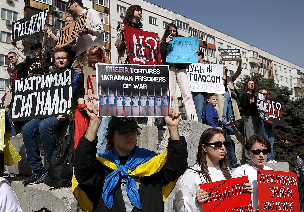 Familiares de prisioneros de guerra ucranianos piden su liberación el 31 de marzo en el centro de Kiev