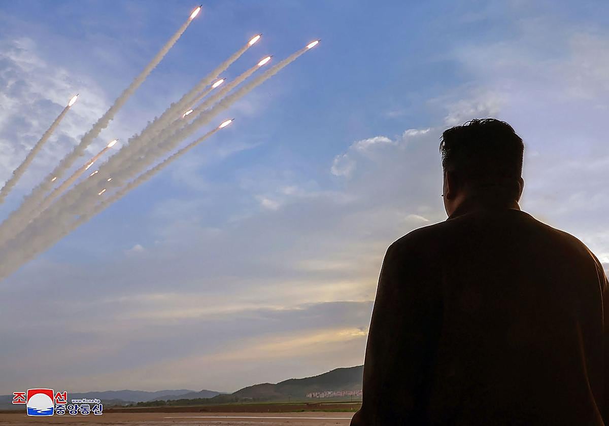 El presidente norcoreano, Kim Jong Un, en el lanzamiento de varios misiles