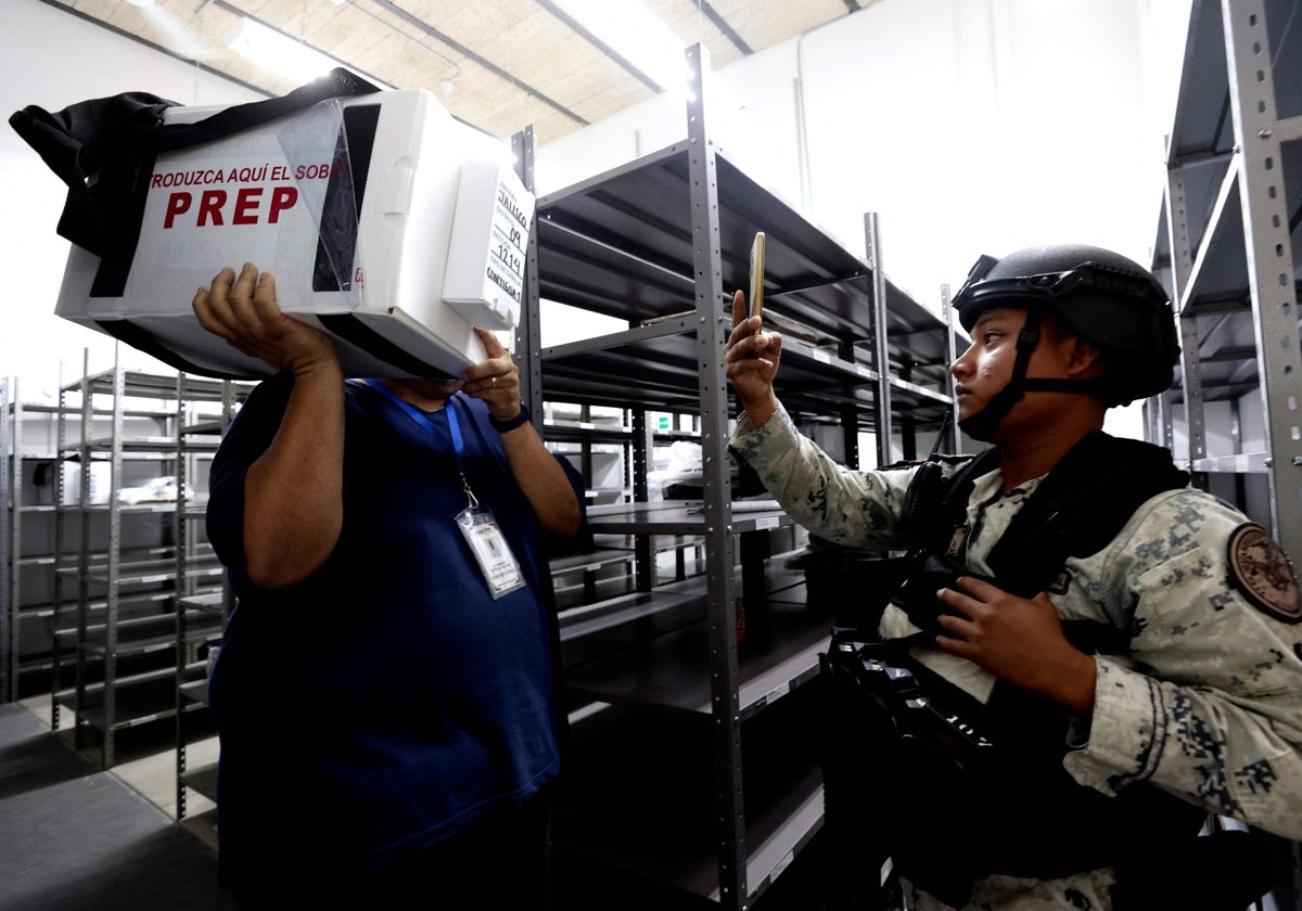 Un miembro de la Guardia Nacional graba material electoral