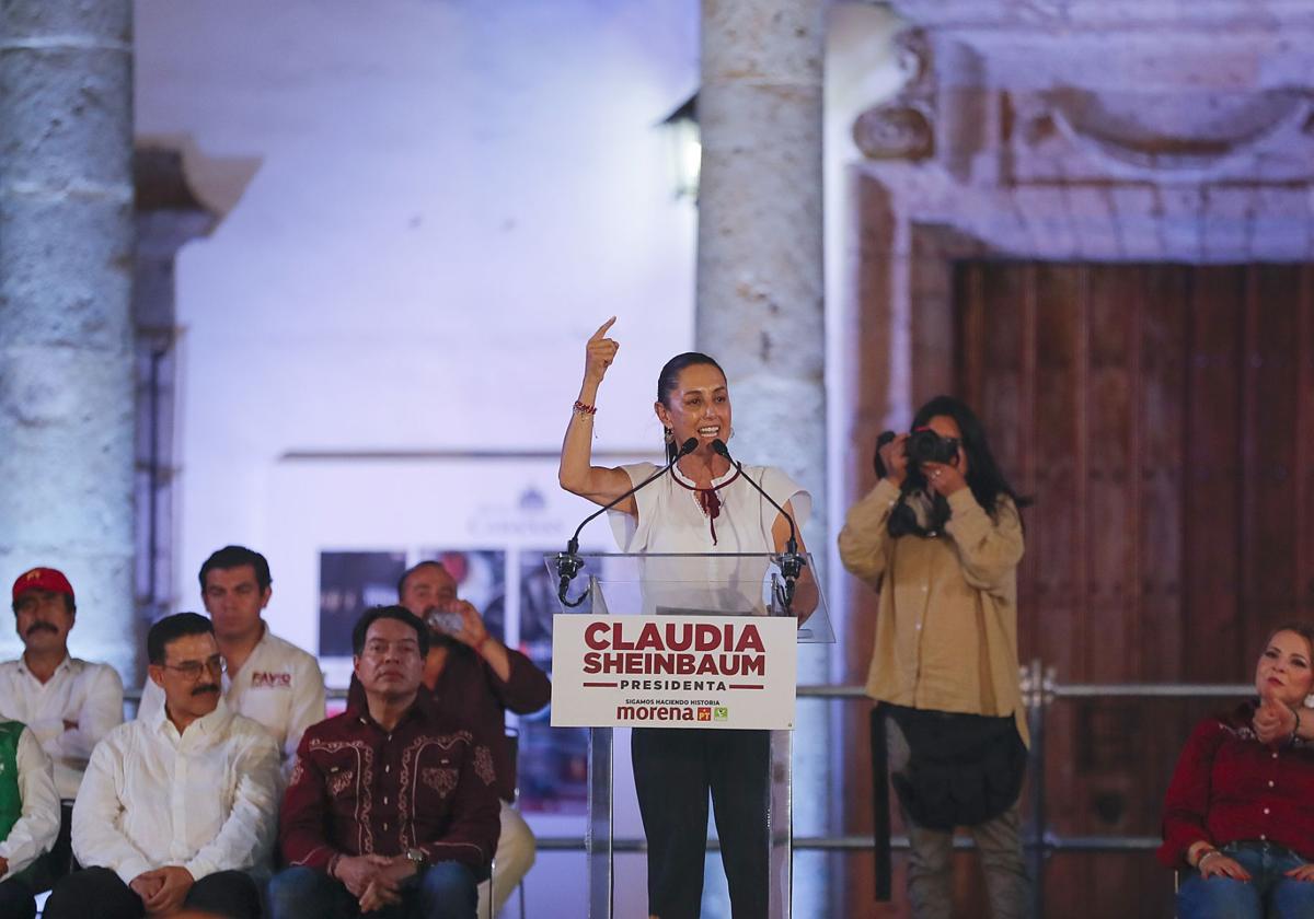 La candidata presidencial oficialista Claudia Sheinbaum habla durante un acto