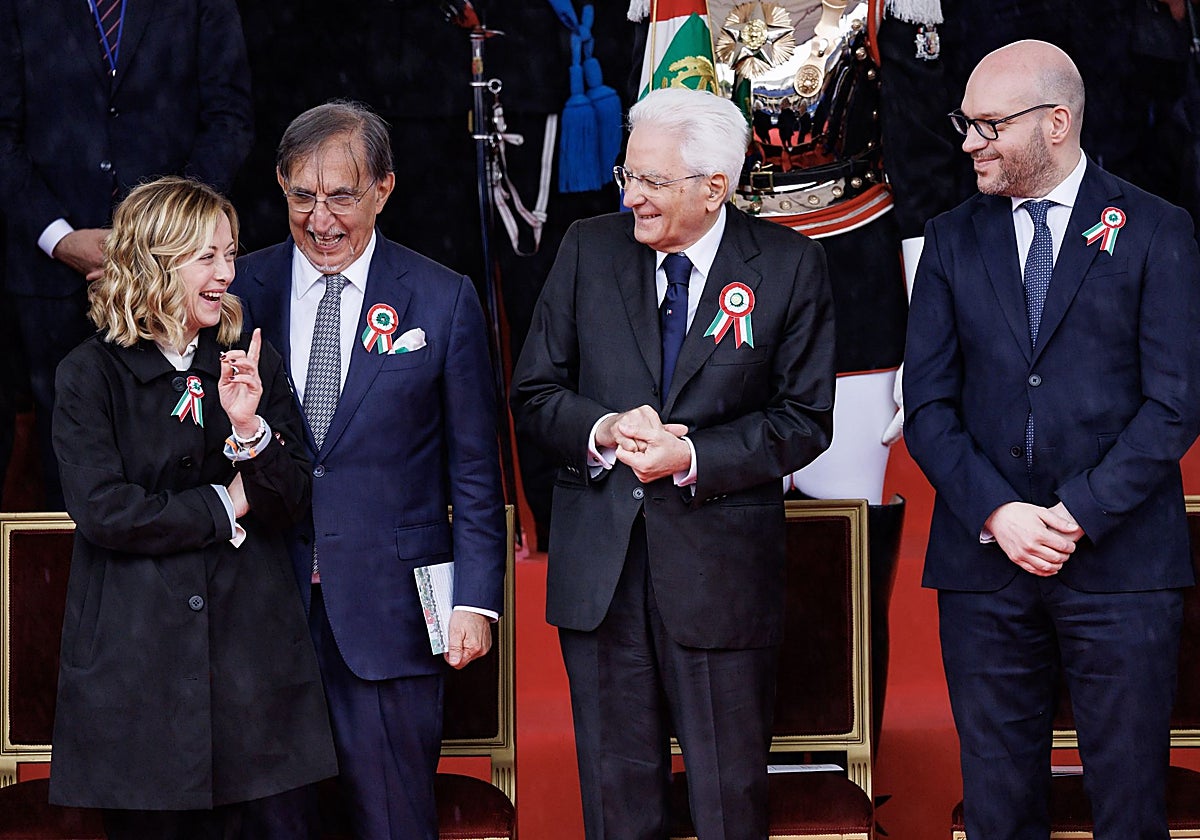 Meloni y el presidente de Italia, Sergio Mattarella (segundo por la derecha), en el desfile por el Día de la República