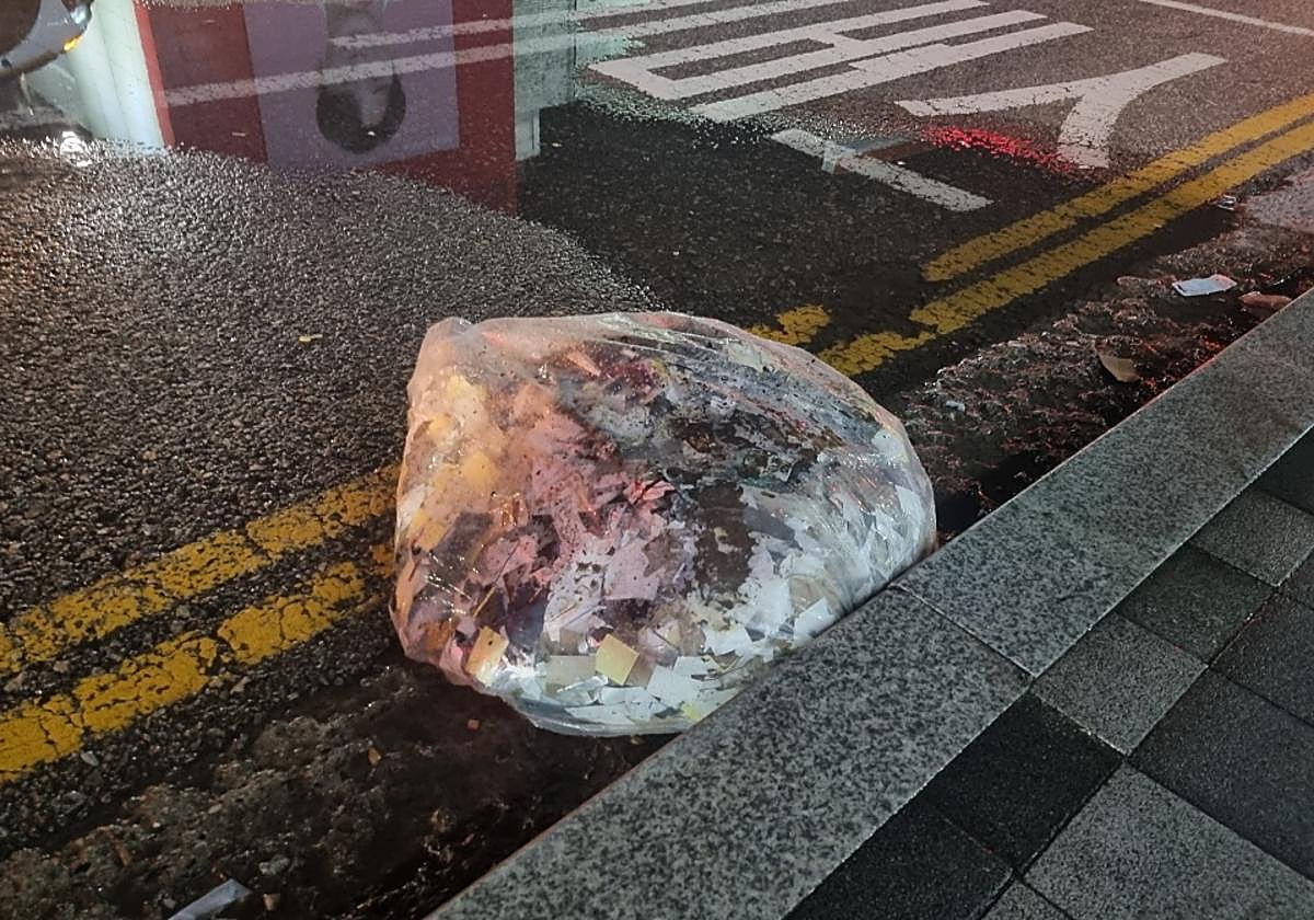 Una bolsa llena de basura lanzada por Corea del Norte fotografiada al oeste de Seúl