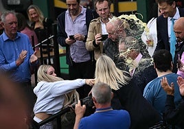 Lanzan un batido a la cara del populista británico Nigel Farage a la salida de un pub