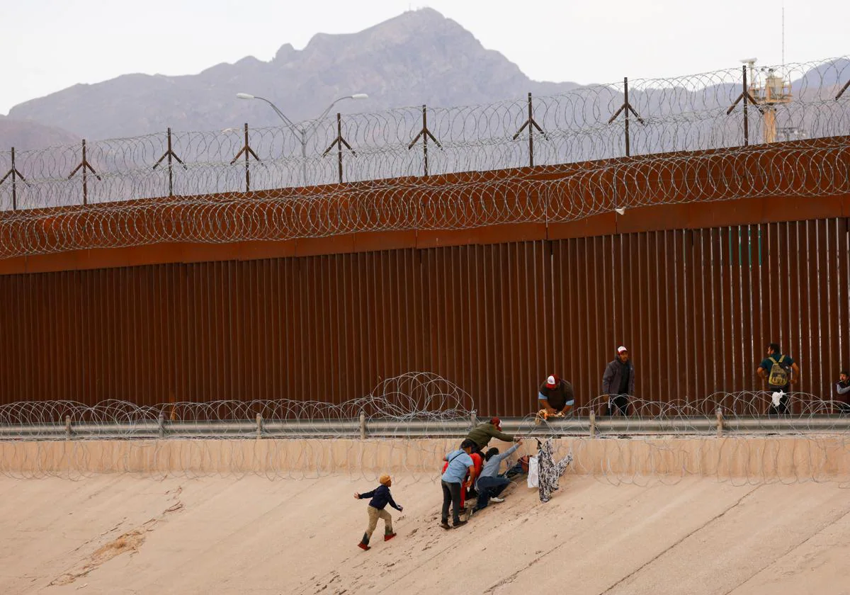 Migrantes en la frontera entre Estados Unidos y México