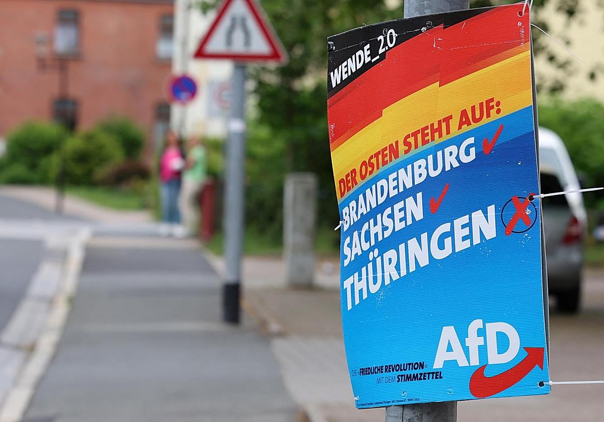 Un cartel de campaña electoral del partido de extrema derecha Alternativa para Alemania (AFD) dice 'El Este se levanta' en Sonneberg, Alemania