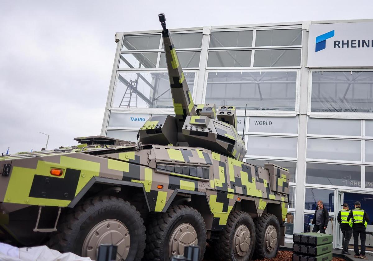 Un tanque se exhibe en el área del fabricante de armas alemán Rheinmetall en el Salón Aeronáutico ILA de Berlín 2024 en Schoenefeld, cerca de Berlín, Alemania