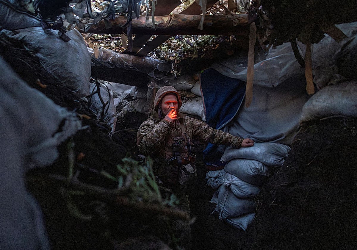 Un soldado ucraniano fuma un cigarrillo en una trinchera del frente de Donetsk