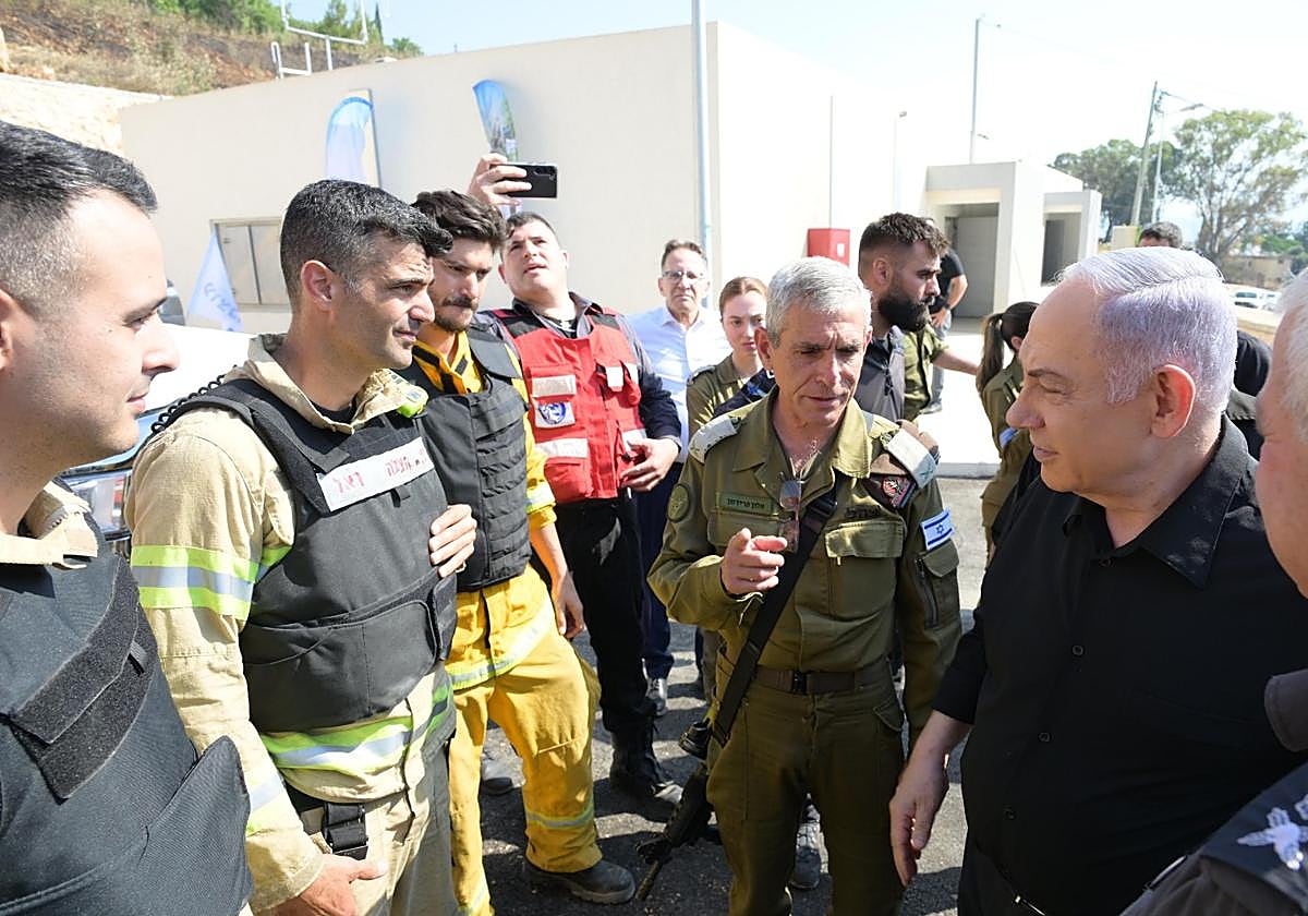 El primer ministro israelí, Benjamín Netanyahu, en una vista a las tropas apostadas en la frontera con Líbano.