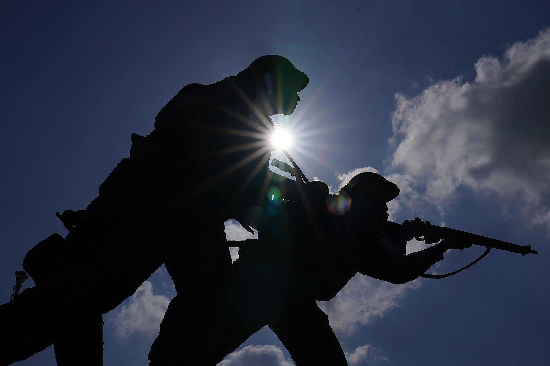 Estatua del memorial británico en la playa de Juno, donde se han celebrado los actos anglo-canadienses por el 80 aniversario del Día D.