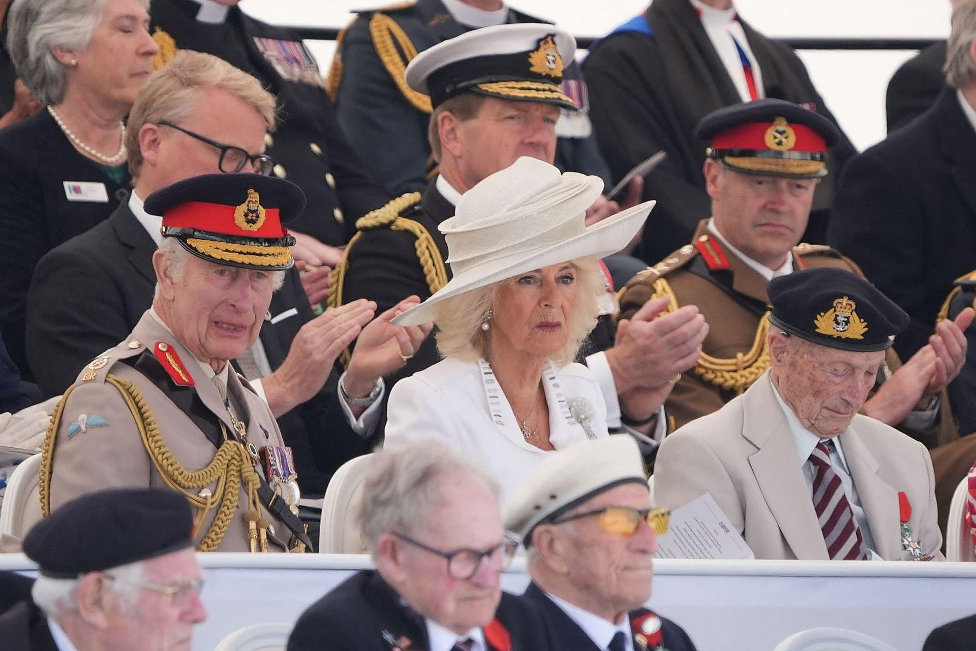 El Rey Carlos III y Camilla en la tribuna de invitados del homenaje.