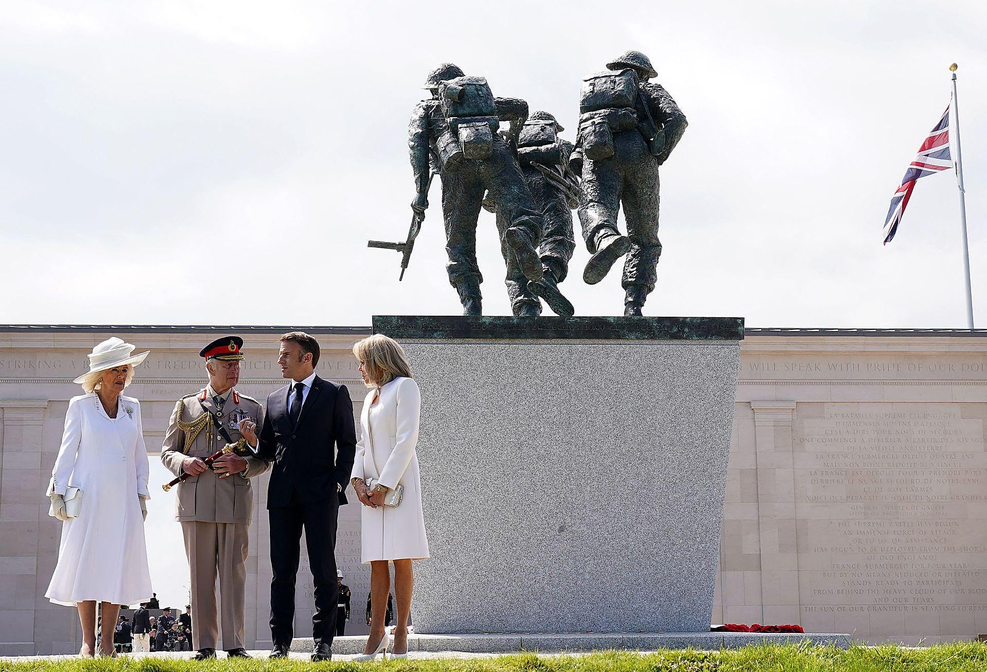 El Rey de Inglaterra, Carlos III, la Reina Camilla, el presidente francés Emmanuel Macron y su esposa, conversan en el memorial británico del Día D en Ver-sur-Mer.