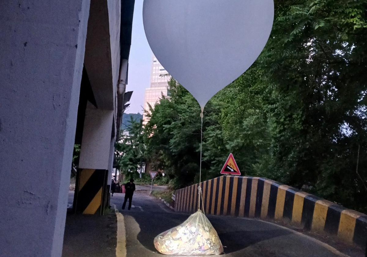 Imagen de archivo de un globo enviado por Corea del Norte al Sur.