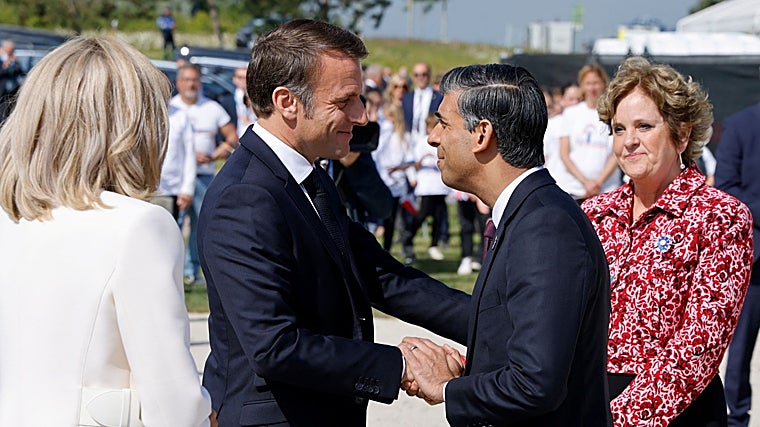 Macron y Sunak se saludan durante la conmemoración del 80 aniversario del Día D