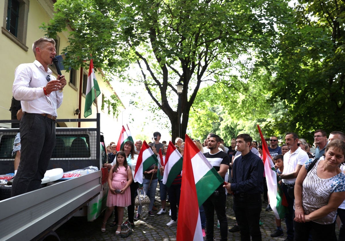 Partidarios de Péter Magyar escuchan su discurso en una gira de campaña electoral