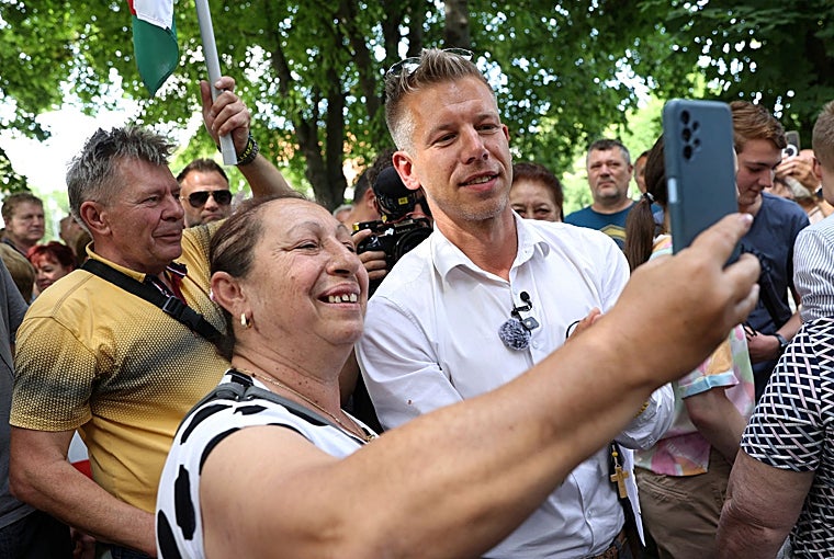 Una seguidora de Magyar se hace una selfie con el político