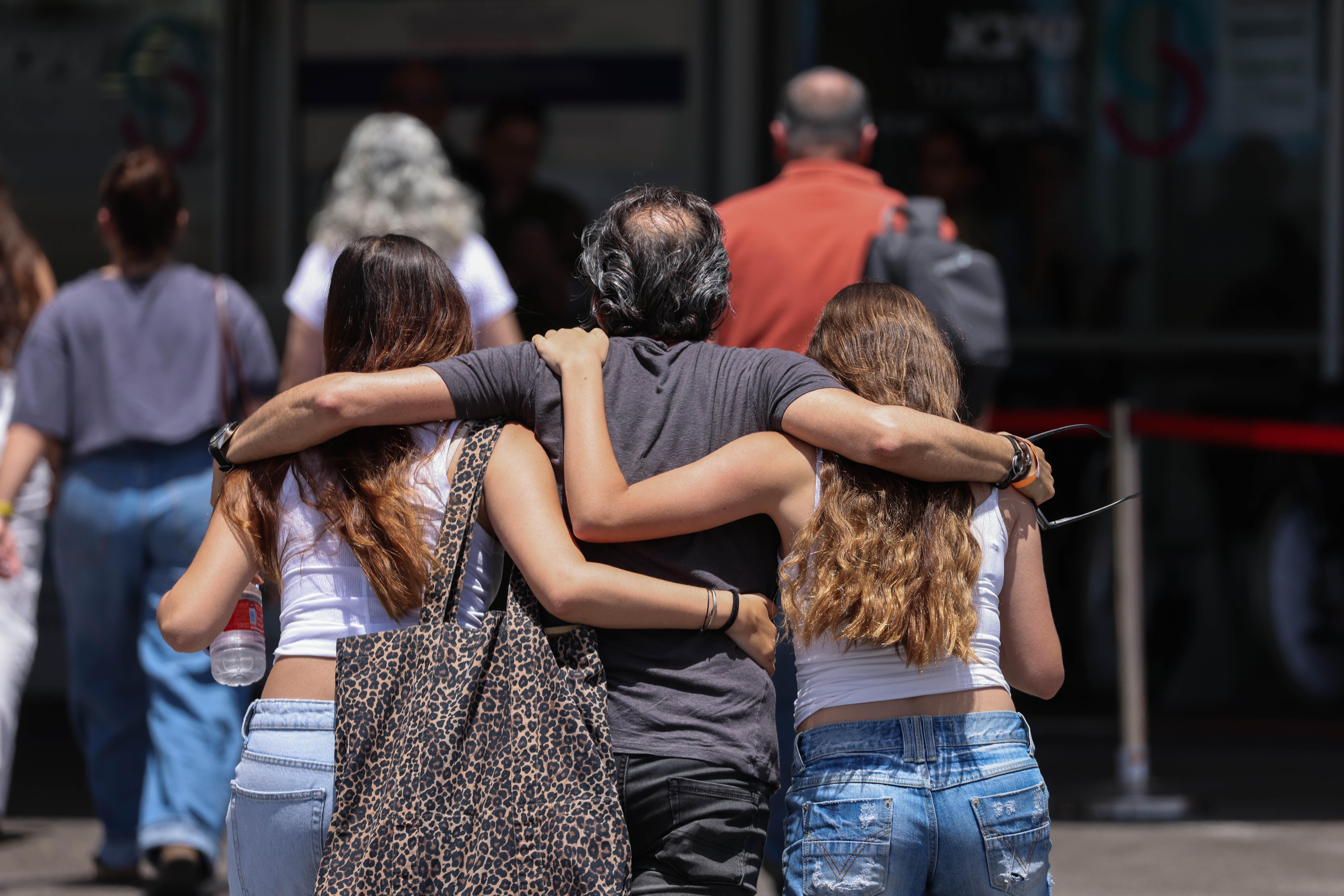 Las familias de los rehenes liberados llegaban emocionados al hospital para encontrarse con ellos