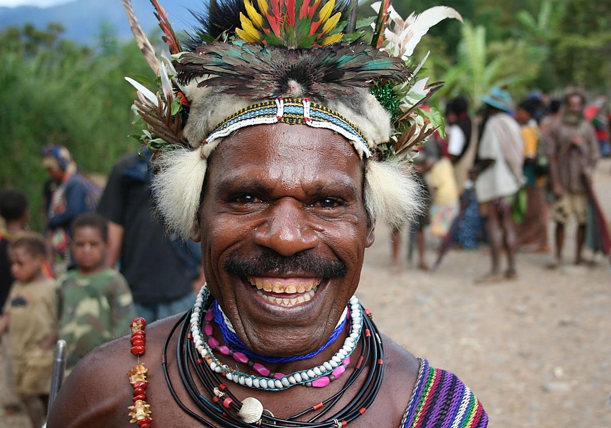Un miembro de una de las tribus de Nueva Guinea