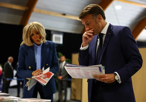 El presidente Macron y su mujer, este domingo mientras votan