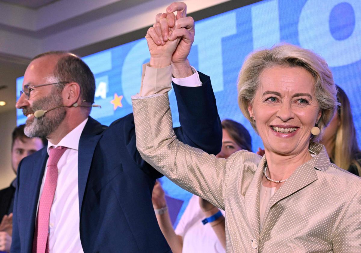 El presidente del Partido Popular Europeo, Manfred Weber, se da la mano con Ursula Von Der Leyen, presidenta de la Comisión Europea