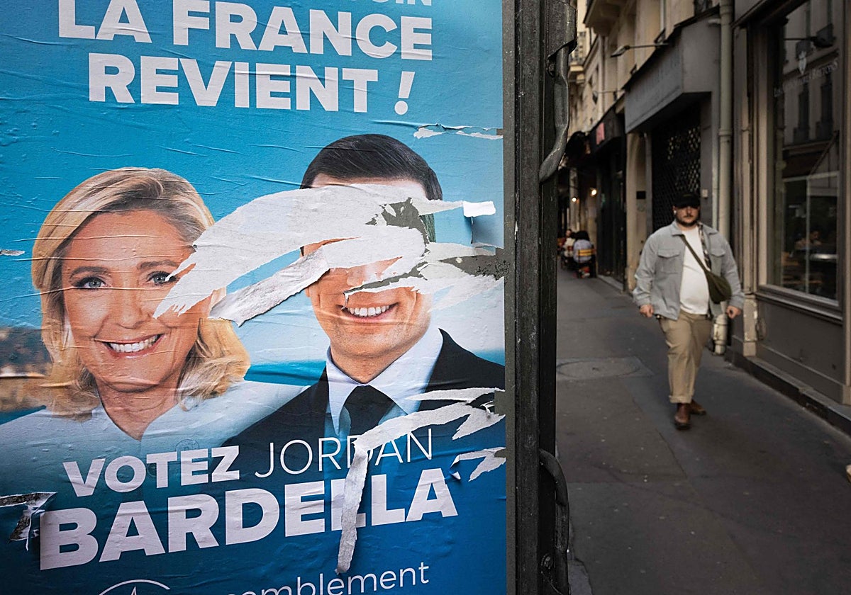 Un cartel electoral de Agrupación Nacional en París