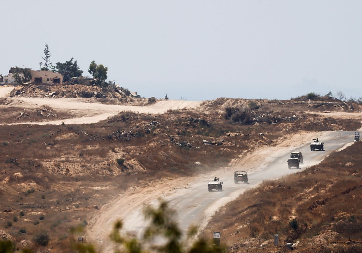 Varios vehículos militares israelíes patrullan el interior de la franja de Gaza