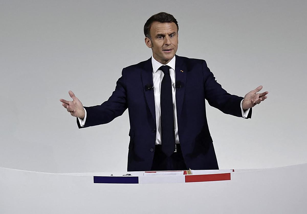 El presidente francés, Emmanuel Macron, pronuncia un discurso durante una conferencia de prensa celebrada en el Pavillon Cambon Capucines
