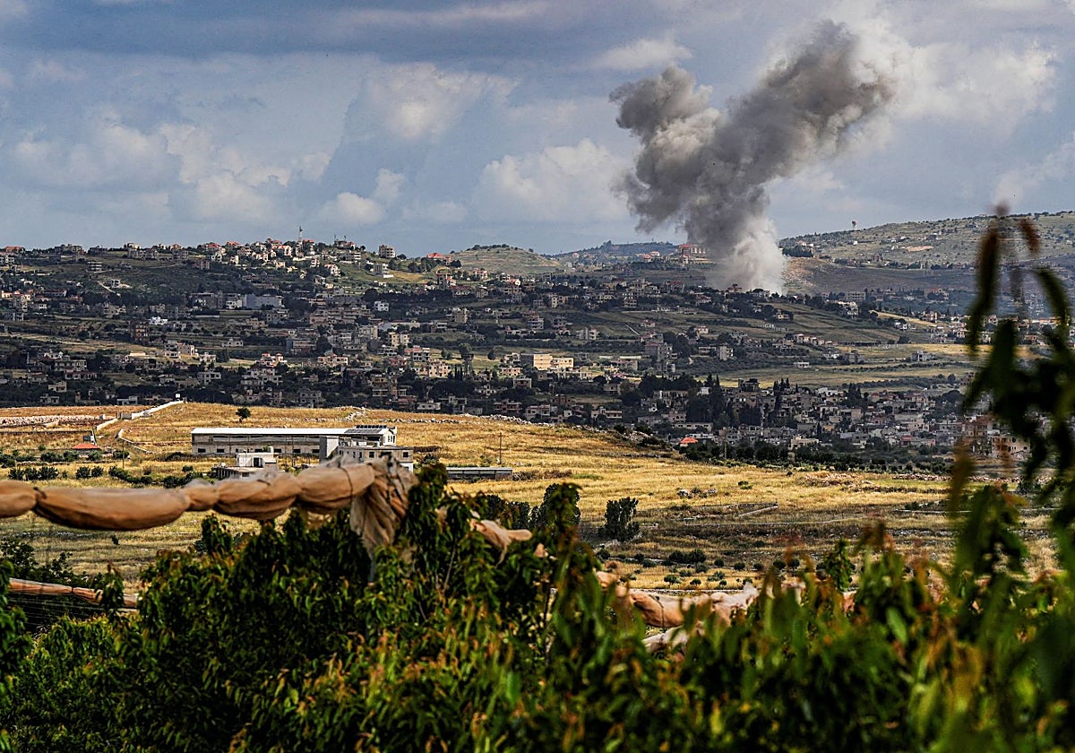 Una columna de humo tras un bombardeo israelí contra el sur del Líbano