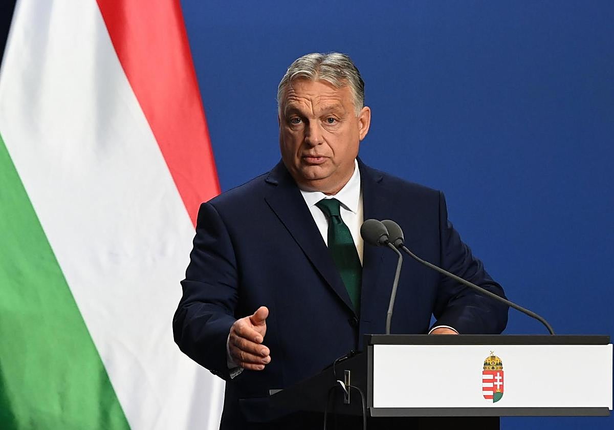 El primer ministro húngaro, Viktor Orban, habla durante una conferencia de prensa conjunta con el secretario general de la OTAN, Jens Stoltenberg (no en la foto), tras su reunión en la sede del gobierno en Budapest
