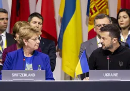 El presidente de Ucrania, Volodímir Zelenski (d), junto a la presidenta Federal de Suiza, Viola Amherd, durante la sesión plenaria de apertura de la Cumbre sobre la Paz en Ucrania