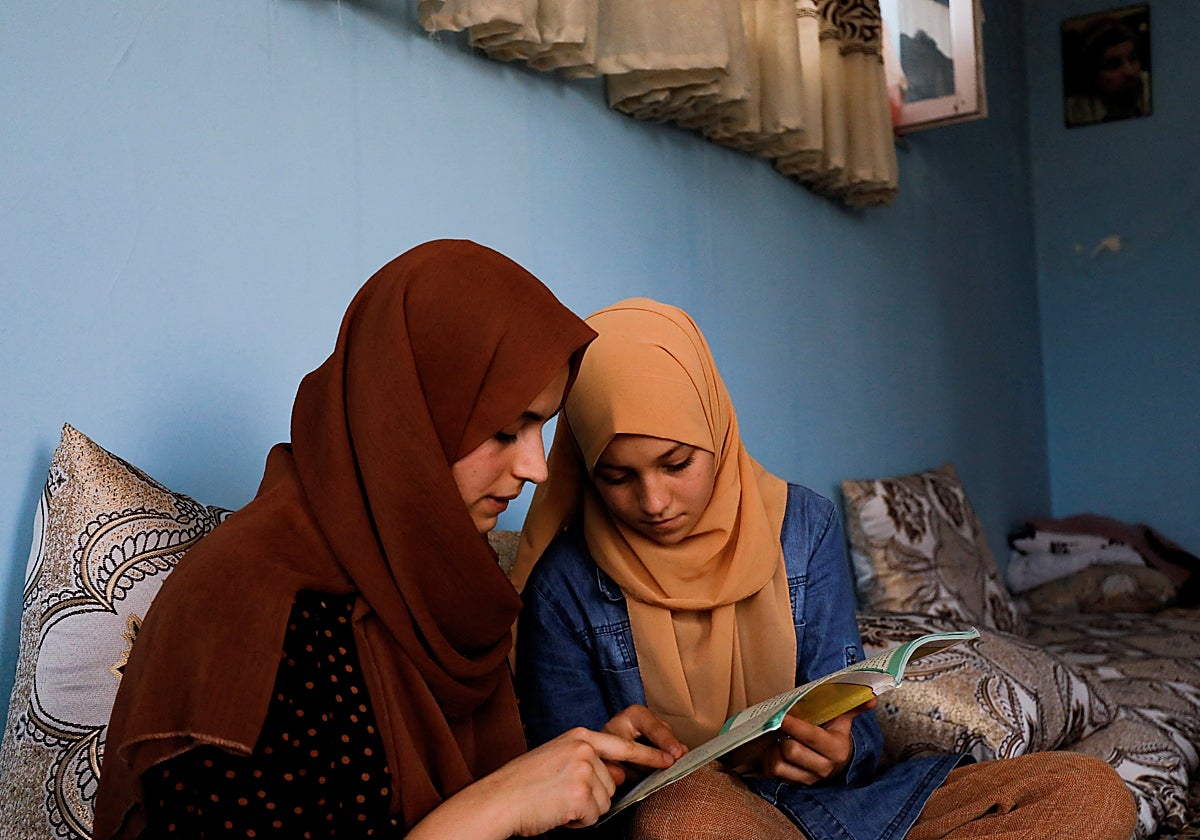 Kerishma Rasheedi, de 16 años, y su amiga Bereshna Hesar estudian en su casa de Kabul, en agosto de 2022