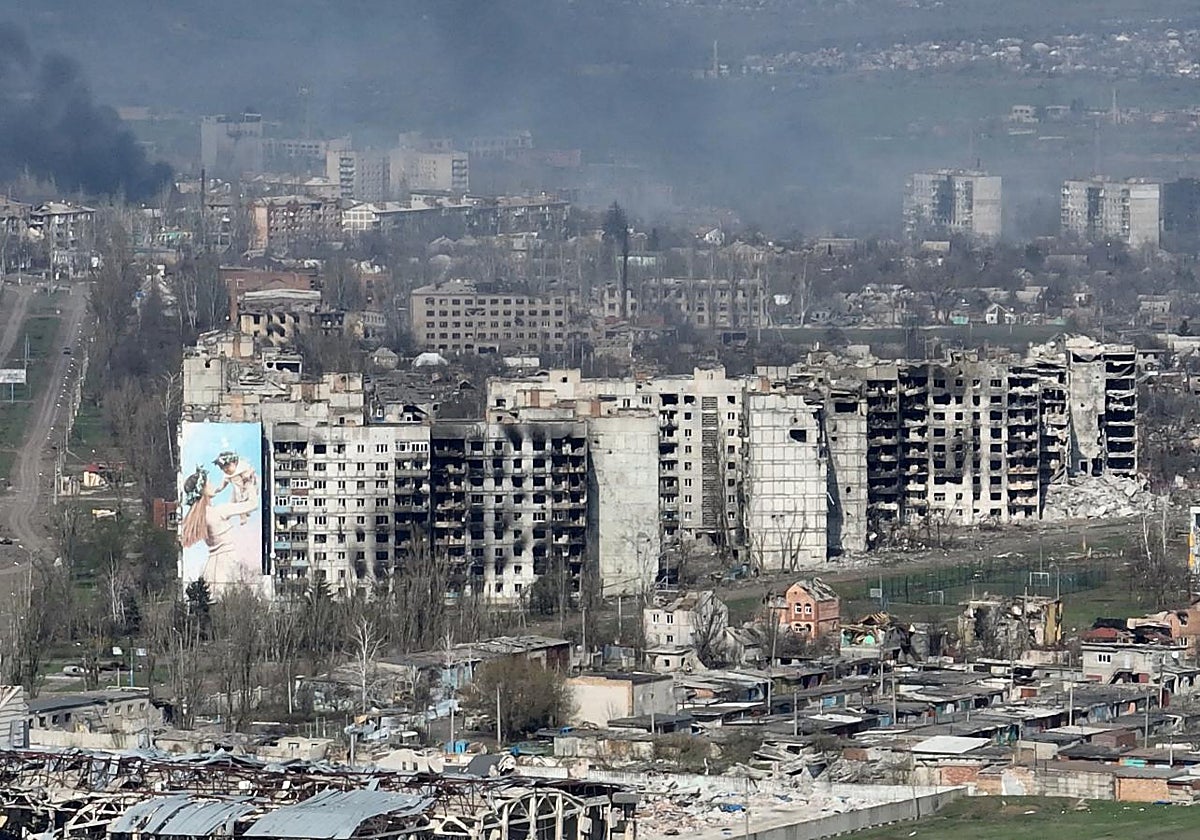 Decorado apocalíptico en Bajmut, en la región de Donetsk