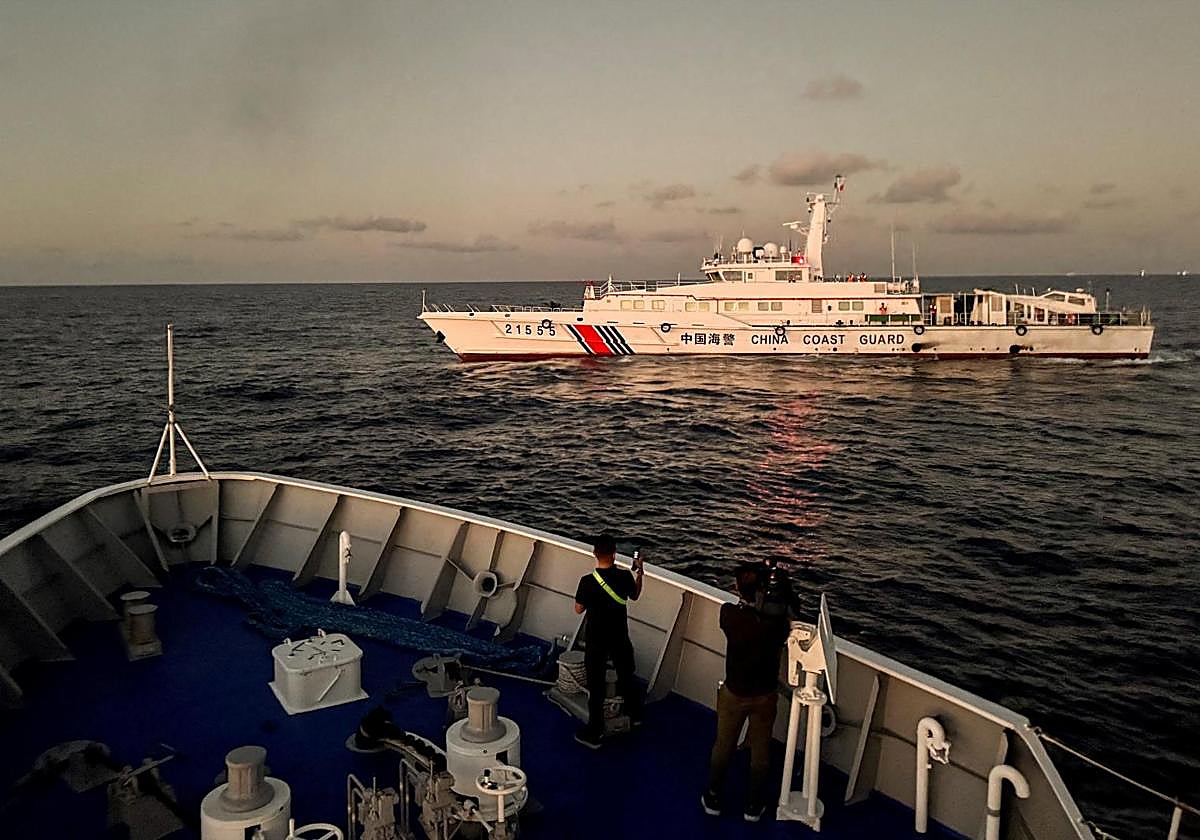 Imagen tomada el pasado marzo cuando un barco de la Guardia Costera china bloqueó a un otro de la Guardia Costera filipina