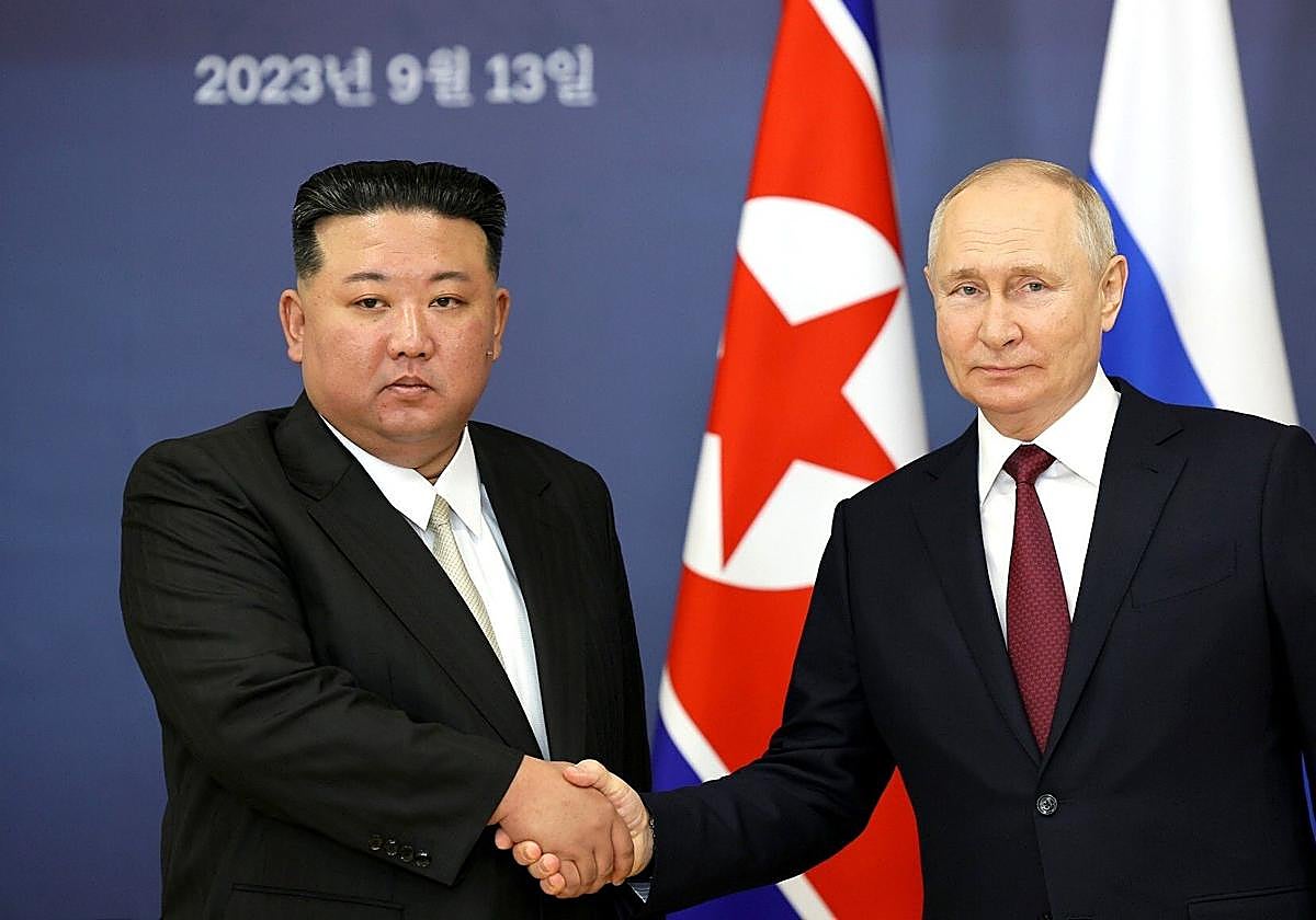 Kim Jong-un y Putin se estrechan la mano durante su último encuentro.