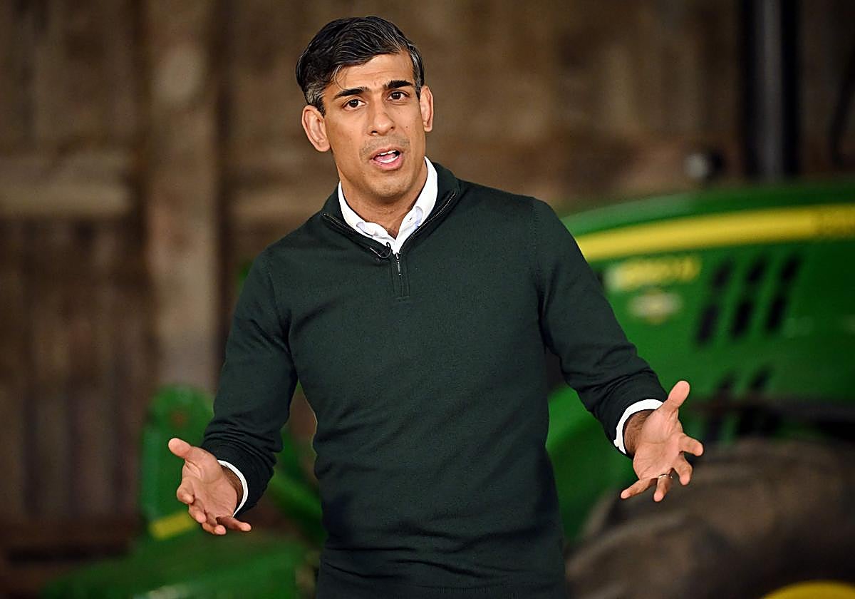 Sunak durante una visita este martes