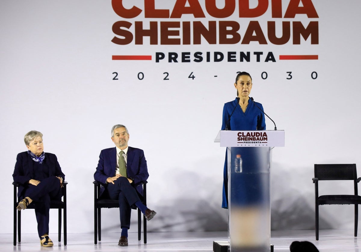 Sheinbaum, a la derecha, este jueves durante el anuncio de los seis primeros nombres de su futuro gobierno. Primera por la izquierda, Alicia Bárcena, y a su lado el futuro canciller, Juan Ramón de la Fuente